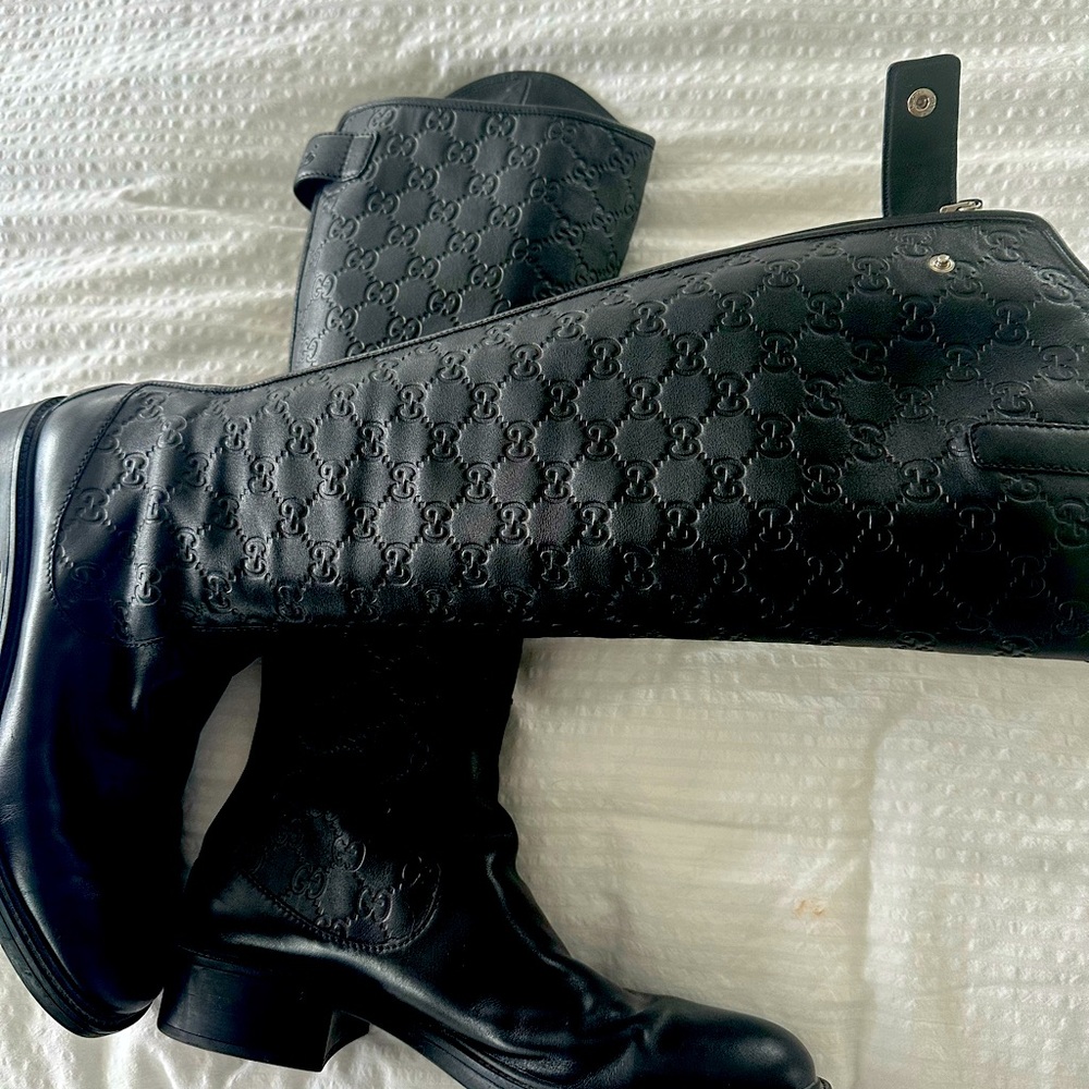 STUNNING Gucci Tall Boots with classic Gucci logo.